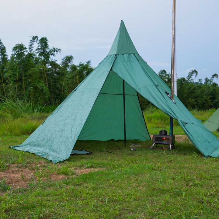 Set up A Tent and Stove at The Campsite  第1张