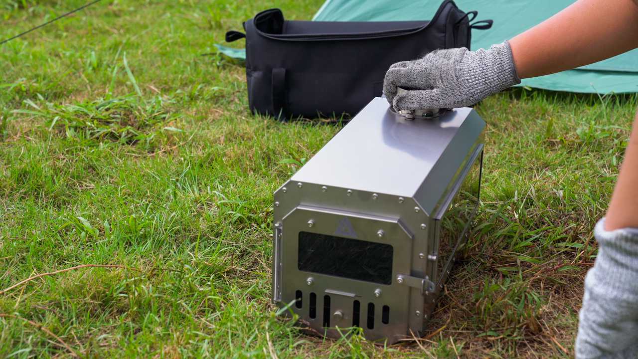 Set up A Tent and Stove at The Campsite  第3张