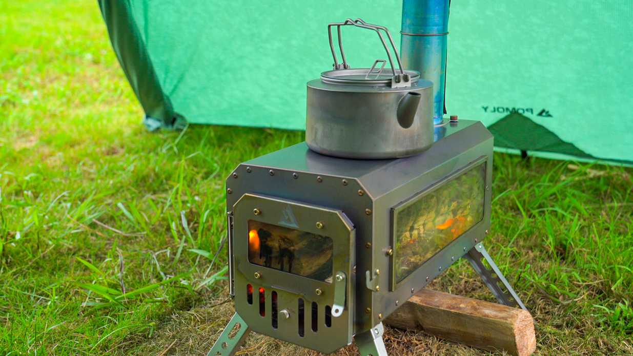 Set up A Tent and Stove at The Campsite  第2张