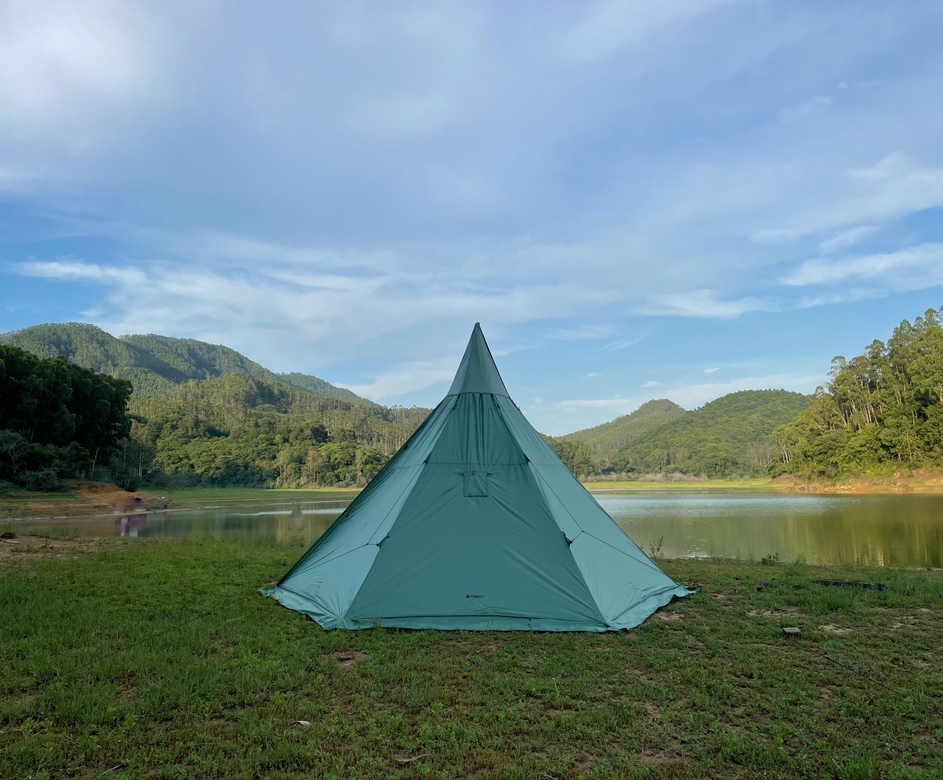 Camping by the lake with a Lightweight tent  第1张