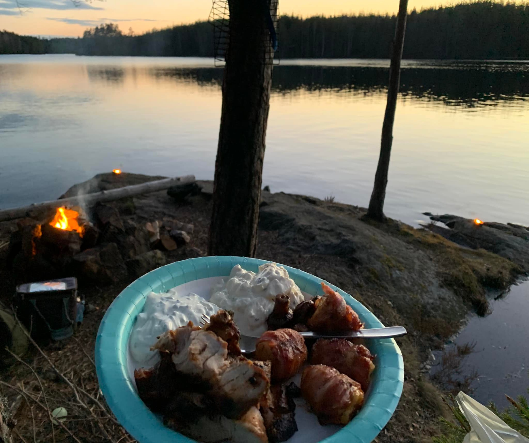 A camping trip with family by the lake  第4张