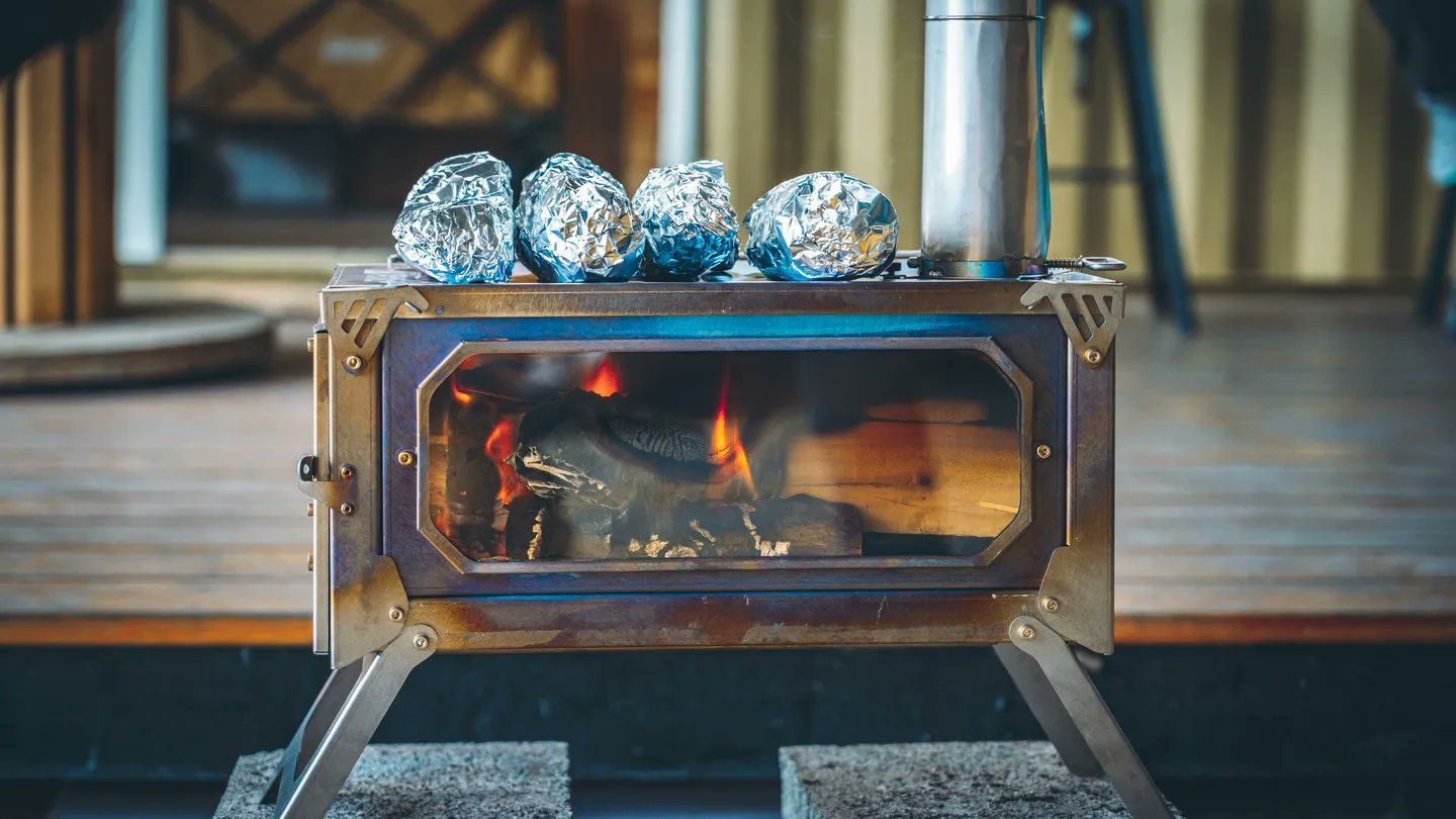 Making Tinfoil Baked Sweet Potatoes on a Tent Stove  第5张