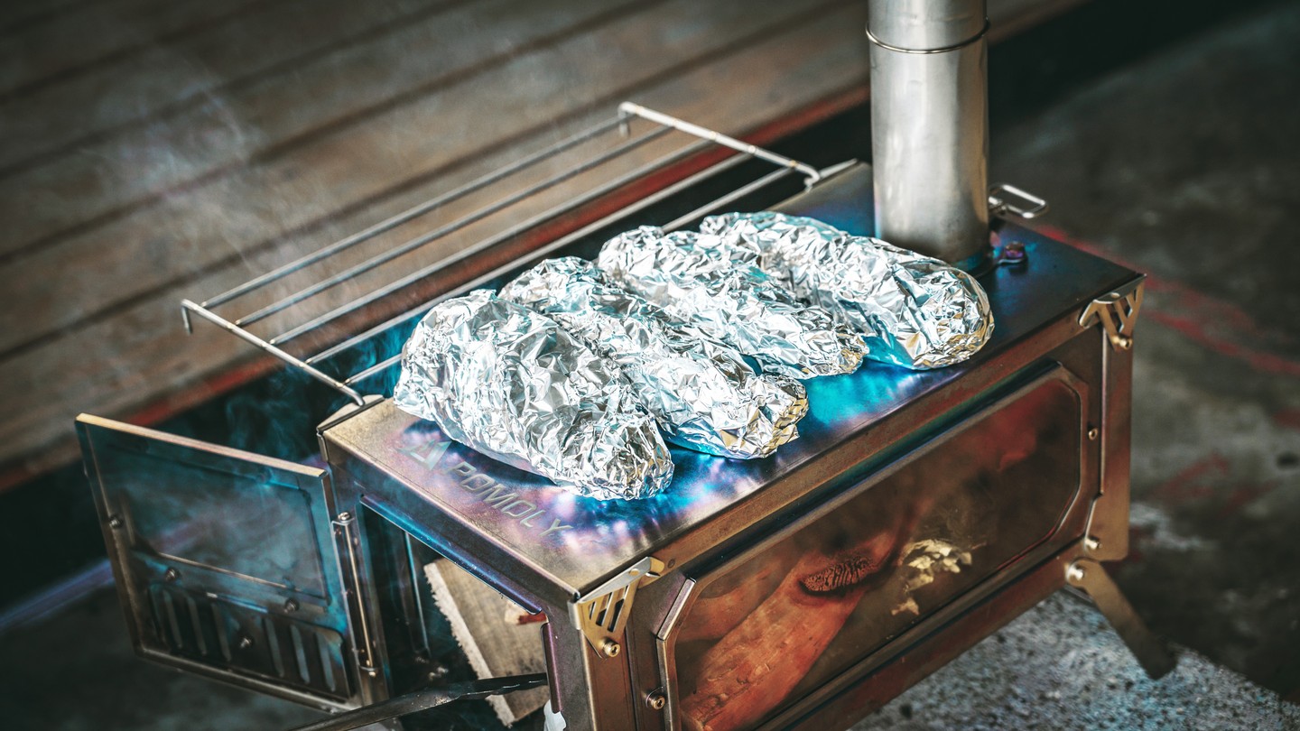 Making Tinfoil Baked Sweet Potatoes on a Tent Stove  第6张