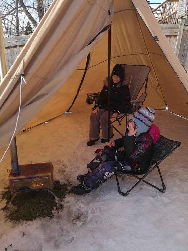 A pleasant time camping with the children in winter  第3张