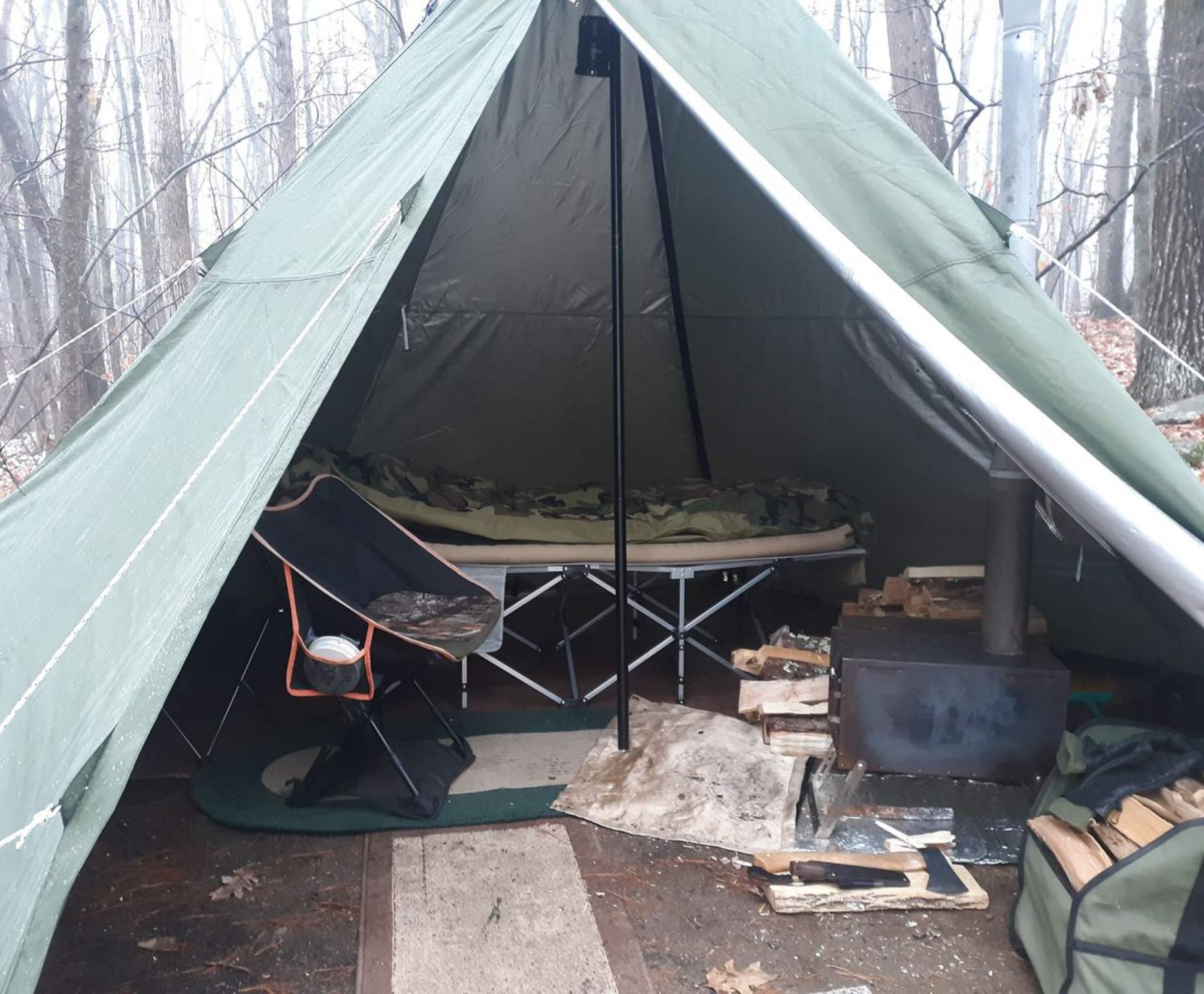 A pleasant winter hot tent camping  第1张