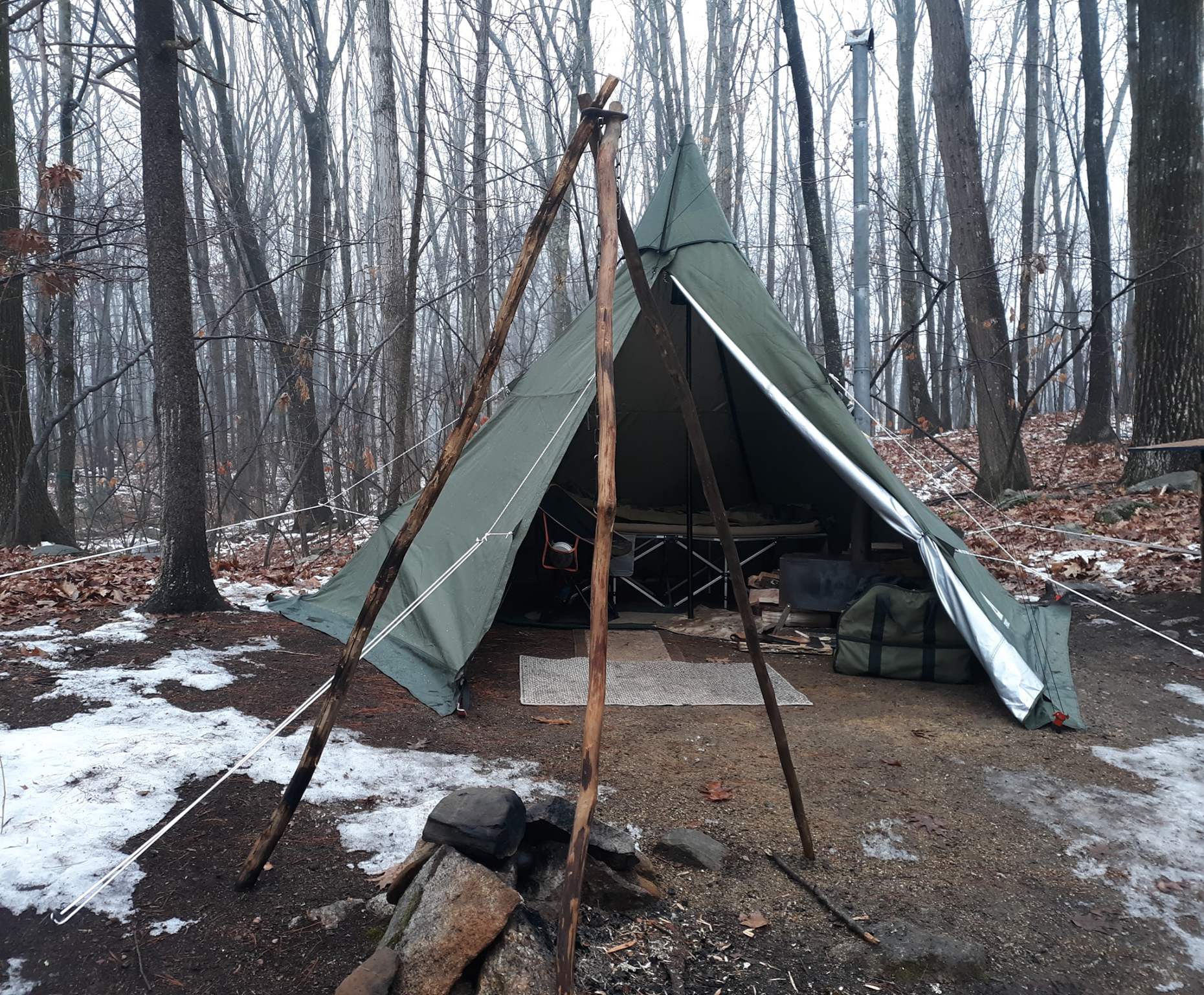 A pleasant winter hot tent camping  第2张