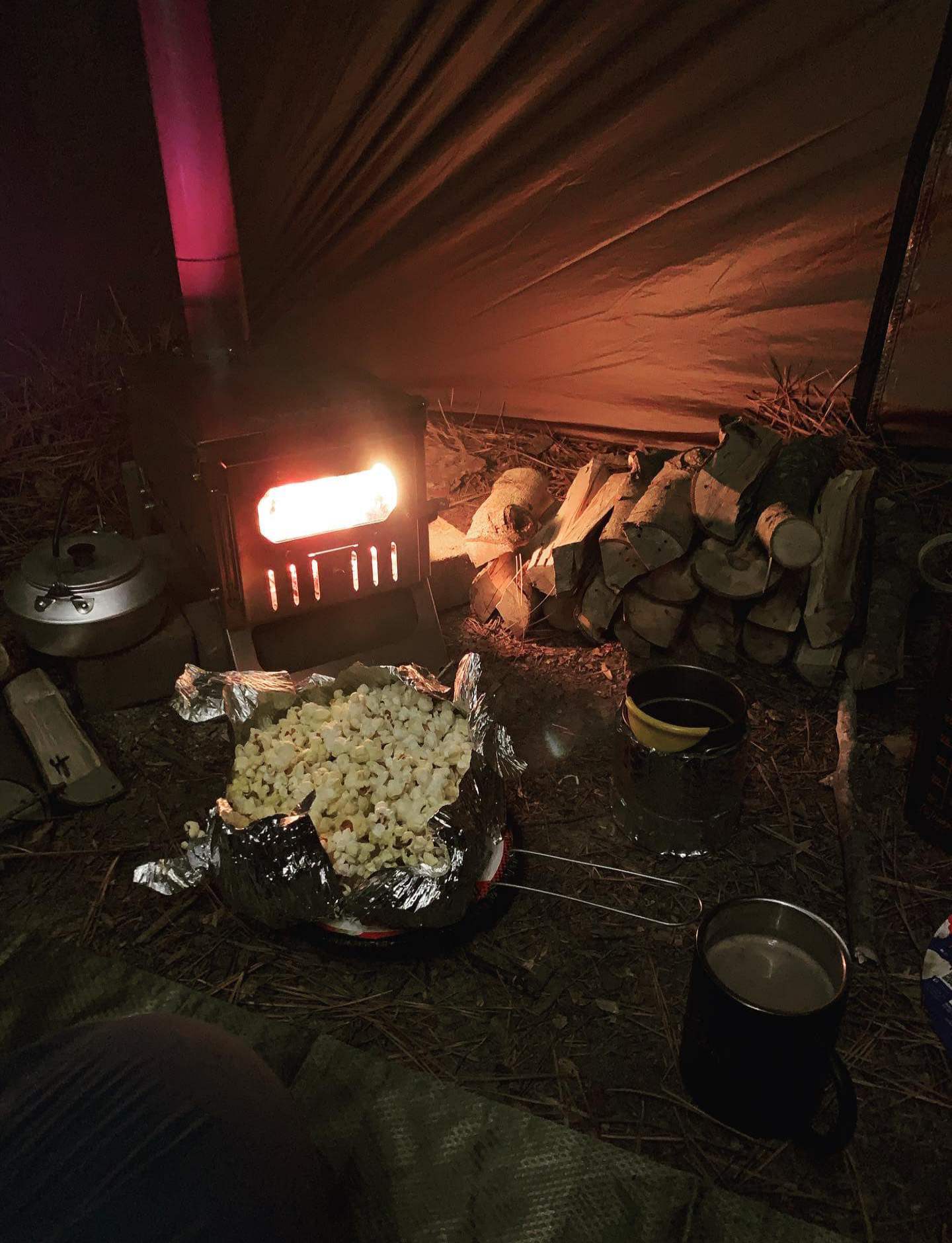 Real hot tent camping with a Pomoly stove  第1张