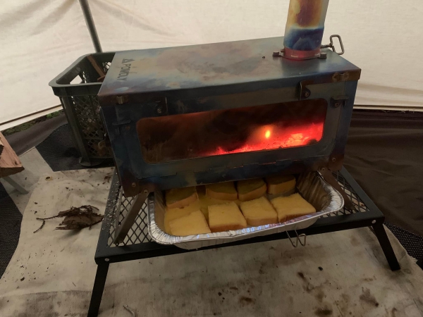 Making delicious bread with the help of tent stove  第2张