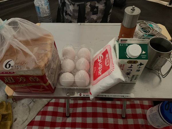 Making delicious bread with the help of tent stove  第1张