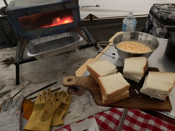 Making delicious bread with the help of tent stove  第3张