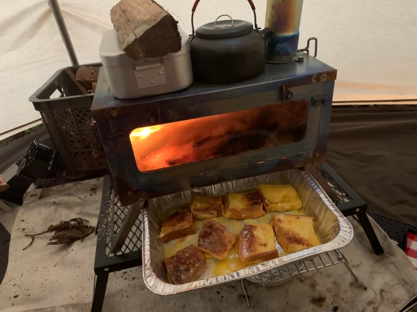 Making delicious bread with the help of tent stove  第5张