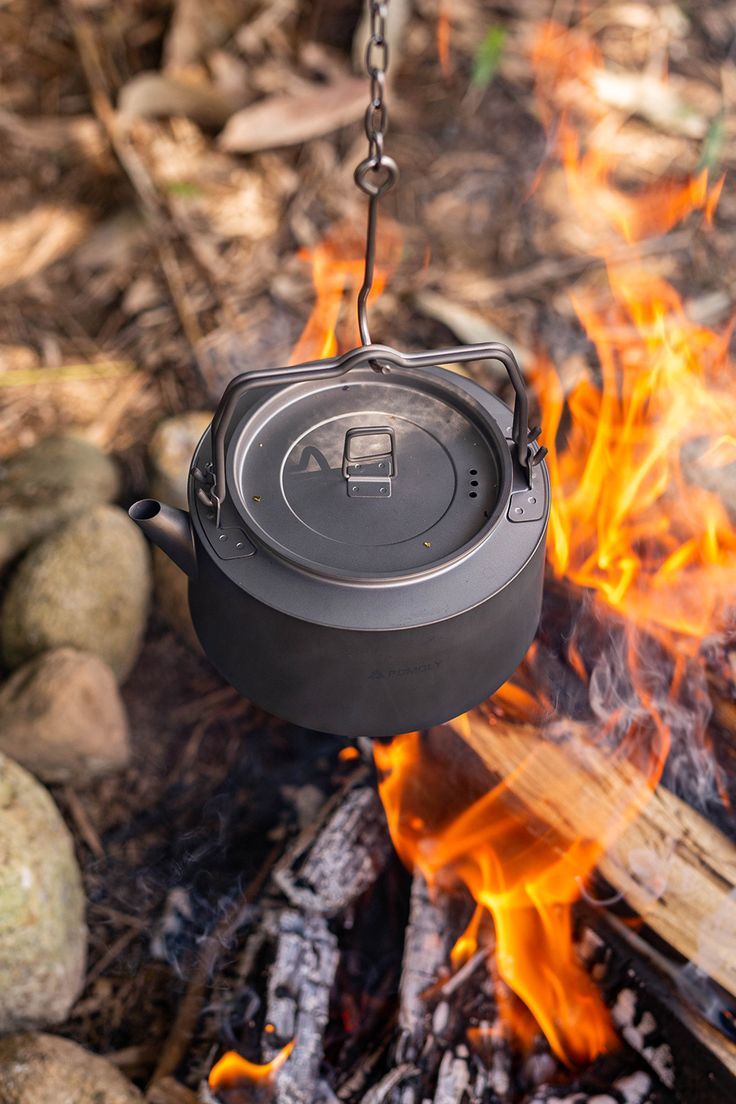 Burning a titanium kettle over campfire.  第1张